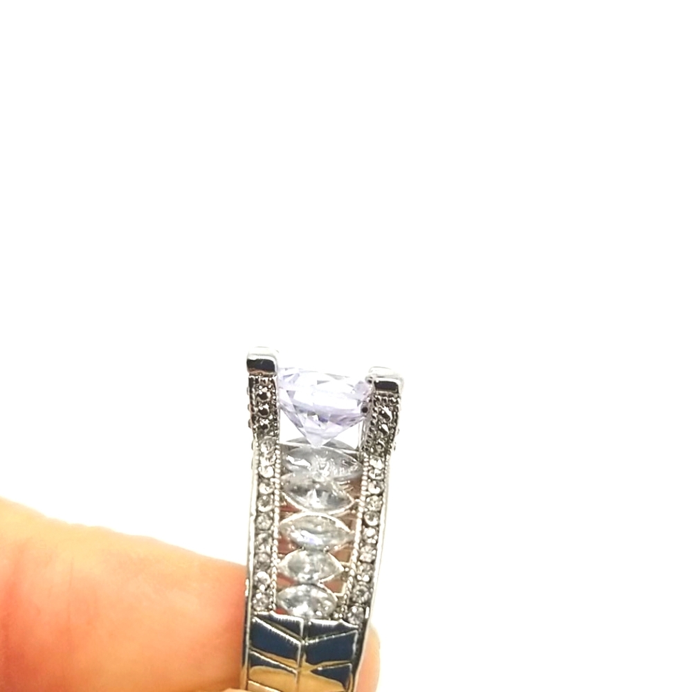 Womans ring - Picture 2 of 4